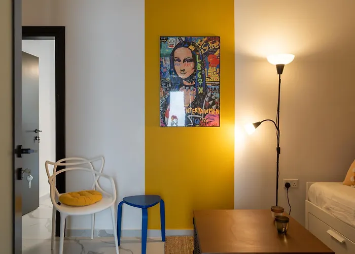 The Pop Art Residences & In דירה